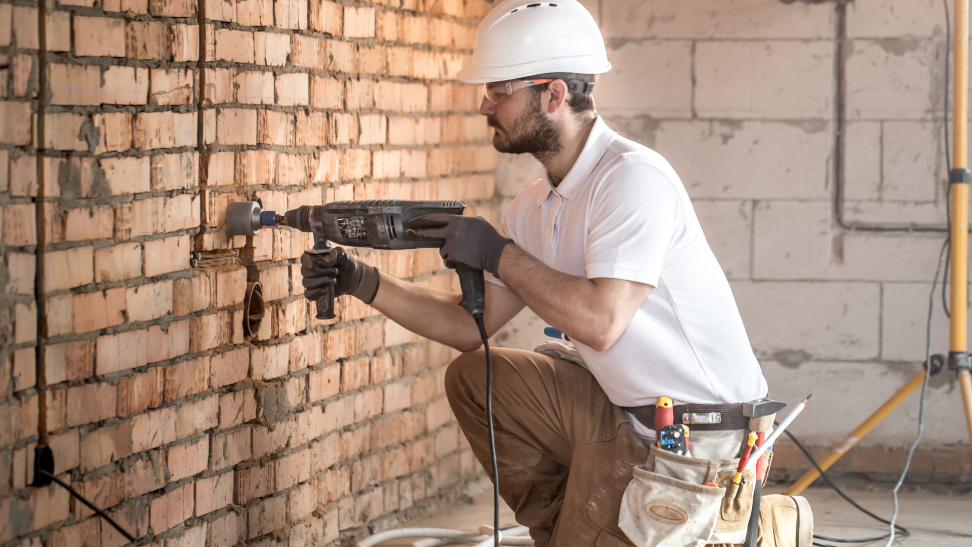 Handyman uses jackhammer, for installation, professional worker on the construction site. The concept of electrician and handyman. House and house reconstruction. SSUCv3H4sIAAAAAAAACpyRz27DIAzG75P2DhHnRiKENu1epdrBAbdBpVAB2TRVfffxJ0ycd8M/25/9mef7W9eRGbwS5KN7pijGSuvVBwdBWRMx3W3coZHoWoJSBesU6BbOEMRi4I4RmlXrhF85SXyAsHr0adiGBAS8Ro0C/yTKRucSdzWRk7EjpgjZNcyvc2YVFfF/dZbHZ3UDVzTiJy/cGHGoEYqRcyklt++A7t5ag1Uq27j6sgJ0KhgbpYdTQplr02bDkq9c24RdTXBpBcKGU12eaGsfMOt05UuUxcoX8D52yMqbWSJ+q703o4wN2cN2EiLjZ6RwGNnA2X4aGN8f2elA6VZQPnBRUSdvVIViLG5Ktu5V2oDgRPecUuwnPrGeI5X9PE68F/zILmw64gHmePvXLwAAAP//AwApEqzuigIAAA==
